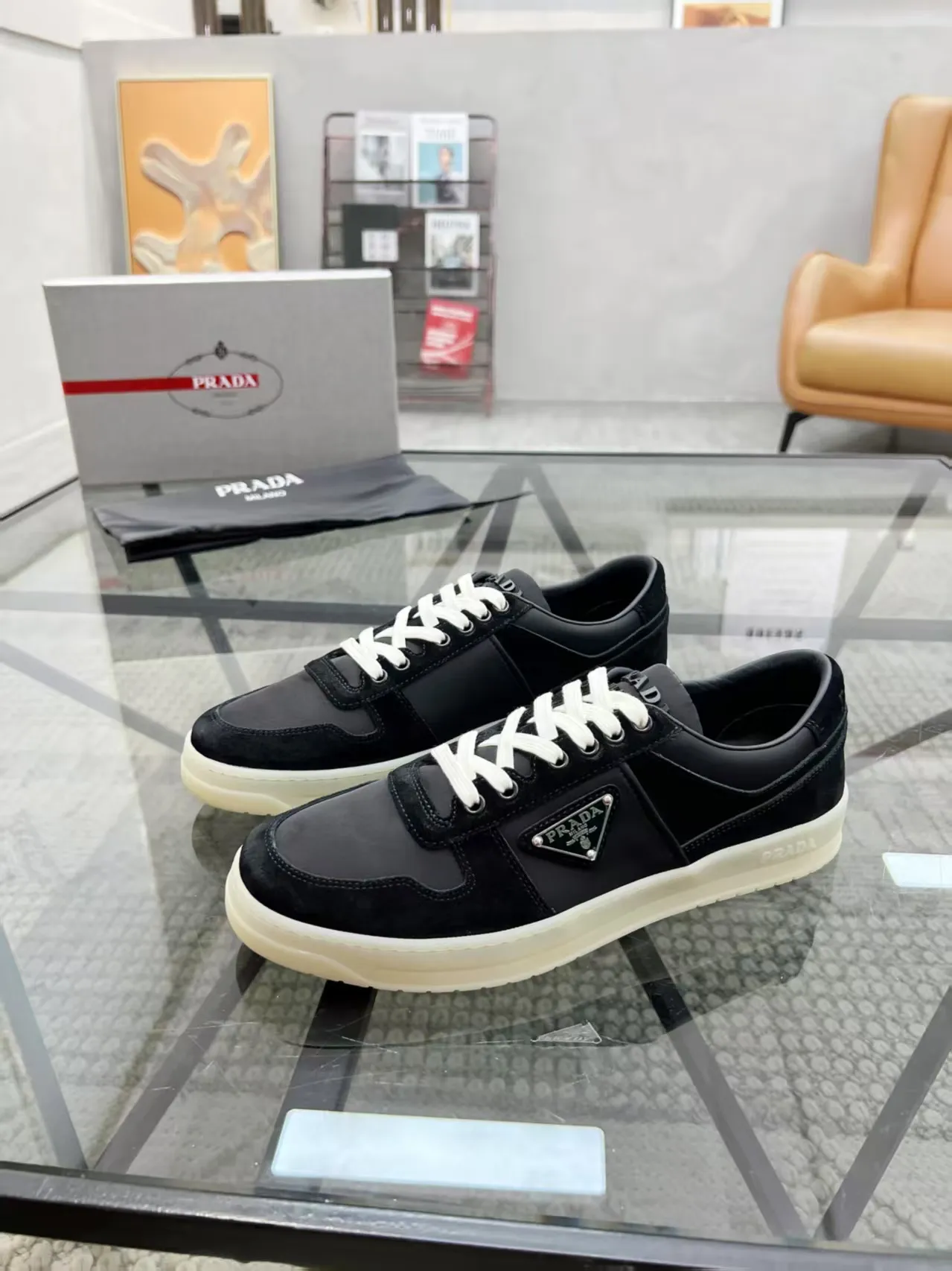 P380 Yuan 38-45 Prada Prada’s new men’s leather sports shoes, the highest version on the market, any comparison is welcome🆚! The original leather has excellent texture and is super high-end! Fetal sheep net lining imported from Italy, removable pad! Luxurious materials and fine workmanship, highly recommended!
